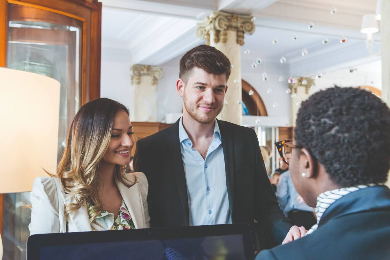 Hospitality vs. Customer Service: A Clear Comparison
